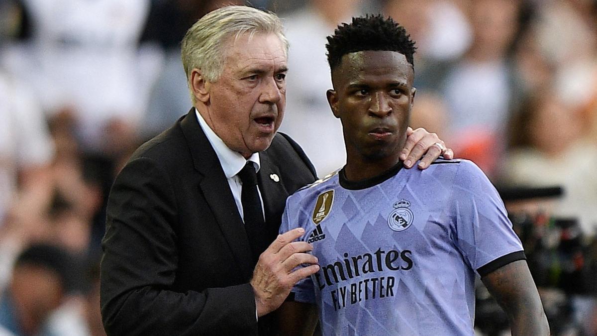 Ancelotti y Vinicius charlan en Mestalla durante el Valencia-Madrid donde recibió insultos racistas.