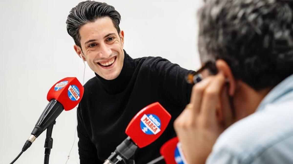 Miguel Quintana durante su programa radiofónico