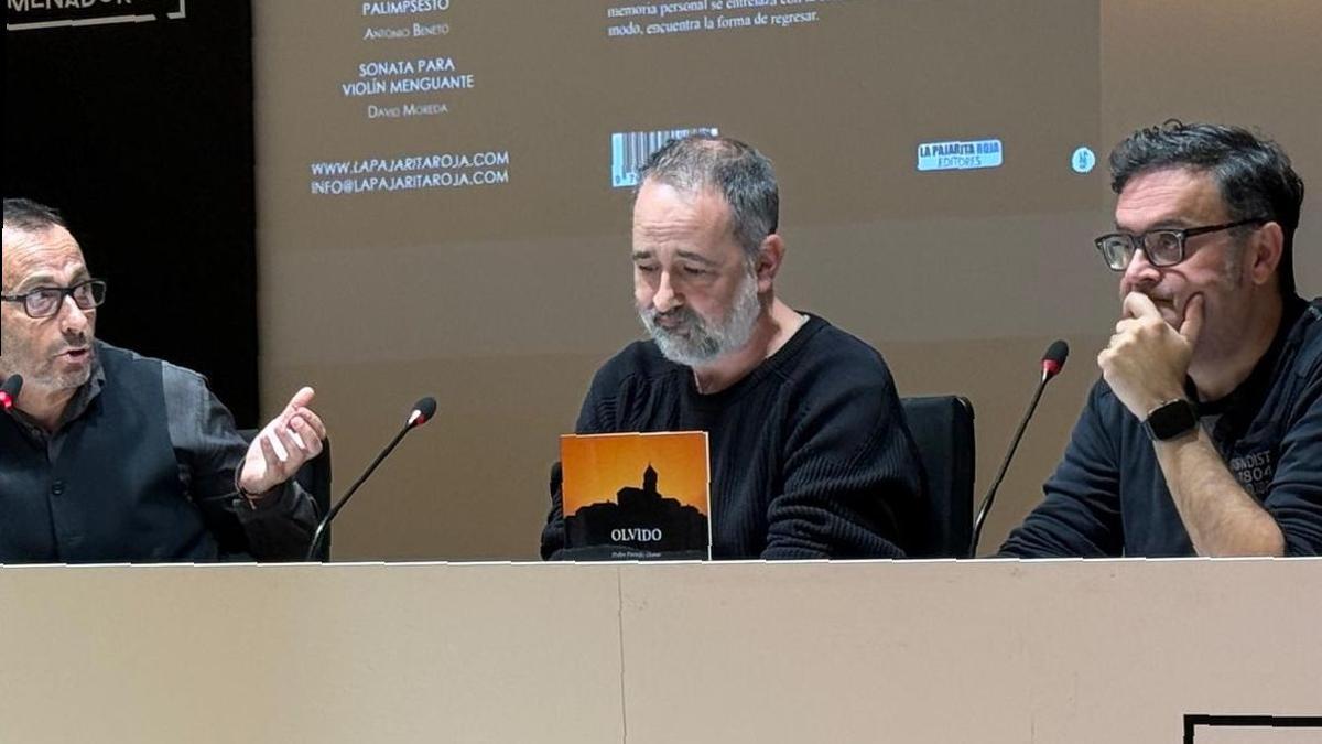 Pedro Paradís presentó su novela 'Olvido' en el Menador acompañado por Vicent Gascó y Carlos Tosca.