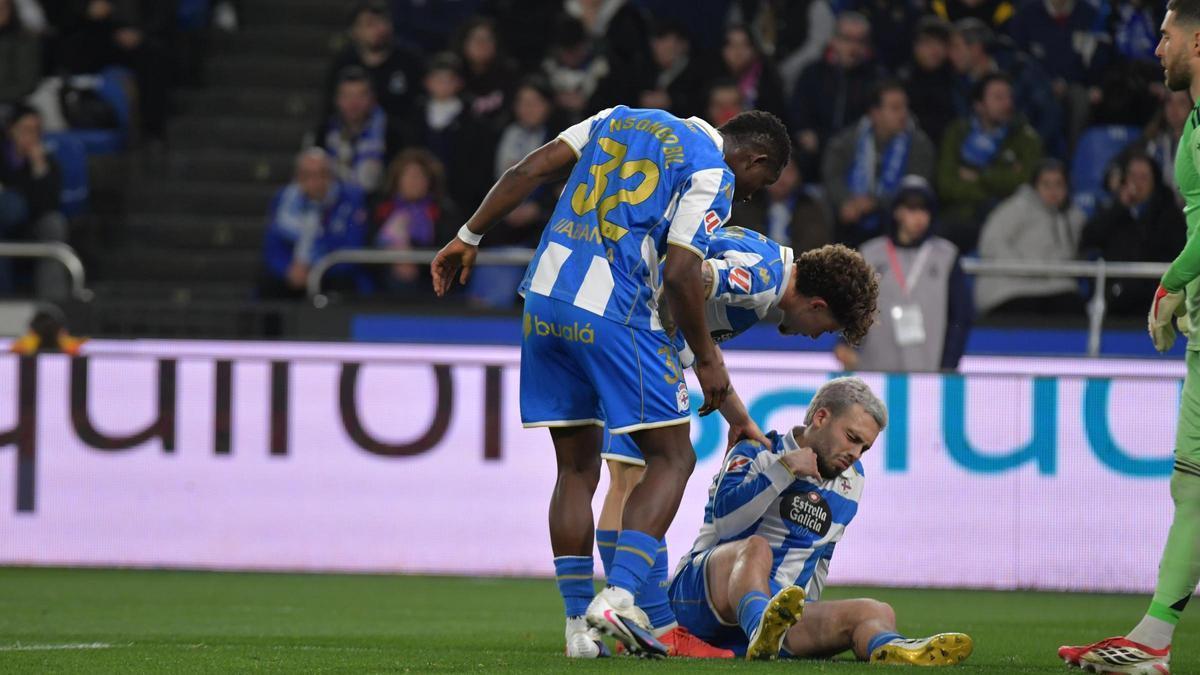 Bil y Mario Soriano atienden a Mella en el suelo tras chocar contra Diaby en el duelo ante el Granada.