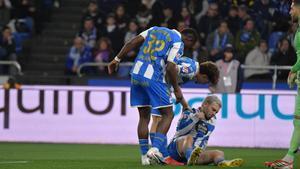 Bil y Mario Soriano atienden a Mella en el suelo tras chocar contra Diaby en el duelo ante el Granada.