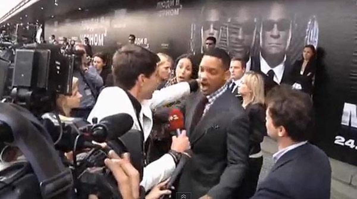 L’actor Will Smith colpeja un periodista durant l’estrena de ’Men in black 3’, a Moscou.