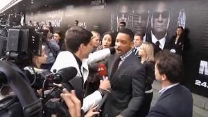 L’actor Will Smith colpeja un periodista durant l’estrena de ’Men in black 3’, a Moscou.