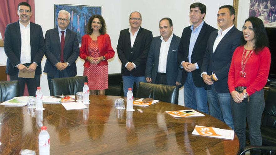 Representantes del Gobierno andaluz y de Ciudadanos, en la reunión en la que sellarán el acuerdo para los Presupuestos de la Junta para 2016.