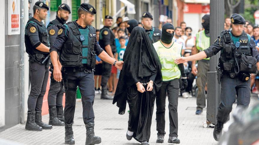 Detención de una joven en Gandia por presenta relación con el terrorismo yihadista, en septiembre pasado.