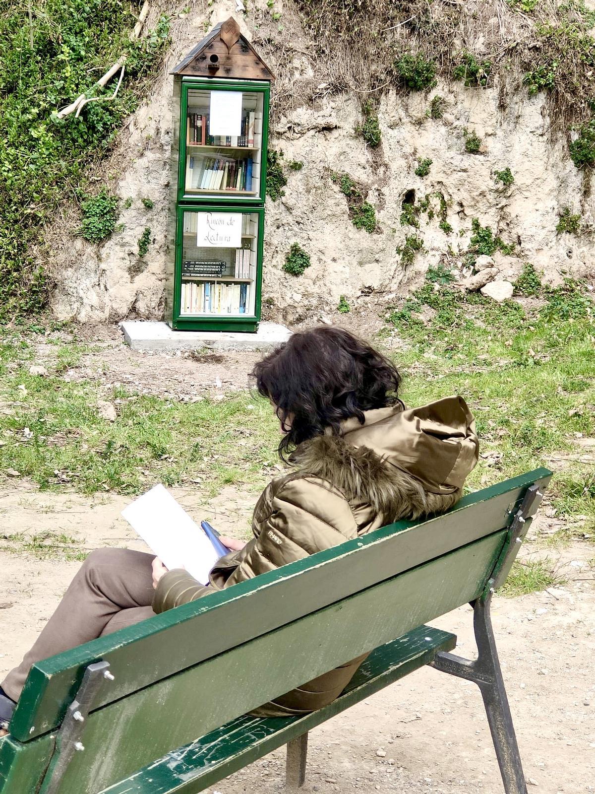 Detalle del rincón de lectura en La Floresta.