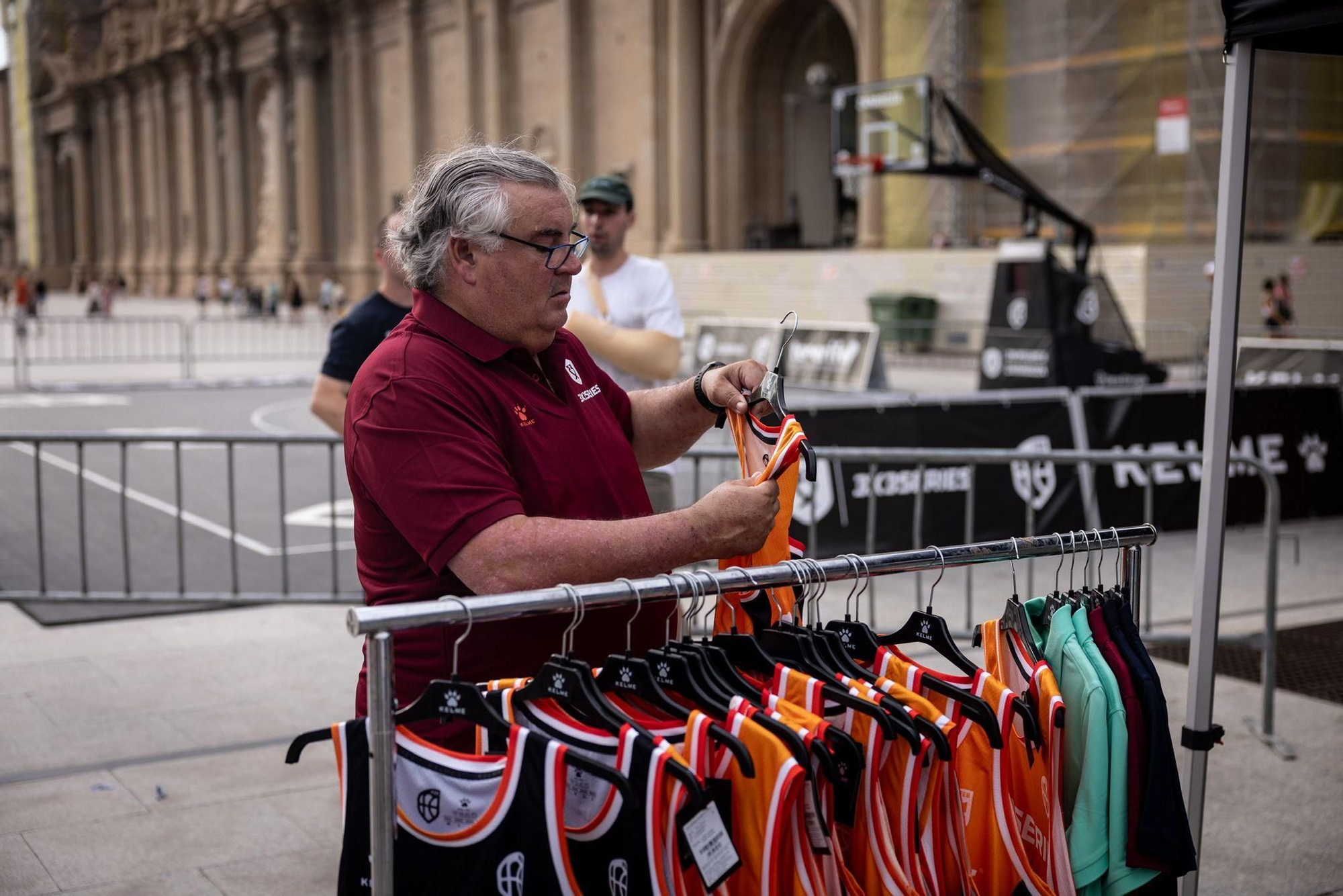 En imágenes | La Plaza del Pilar respira baloncesto con el 3x3