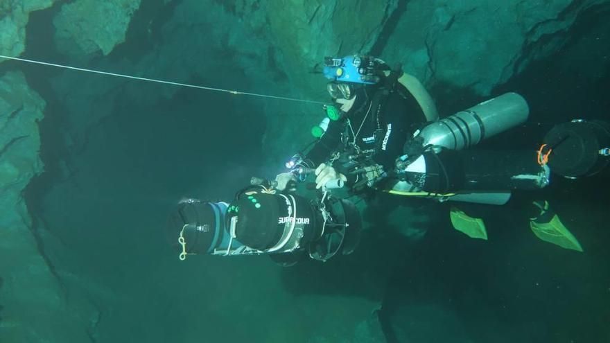 Un buzo del grupo de investigación Cueva del Agua explora la gruta del mismo nombre
