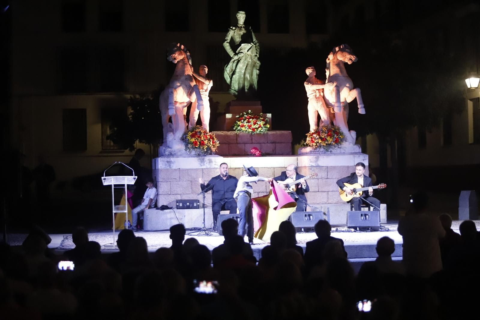El homenaje y ofrenda floral a Manolete, en imágenes