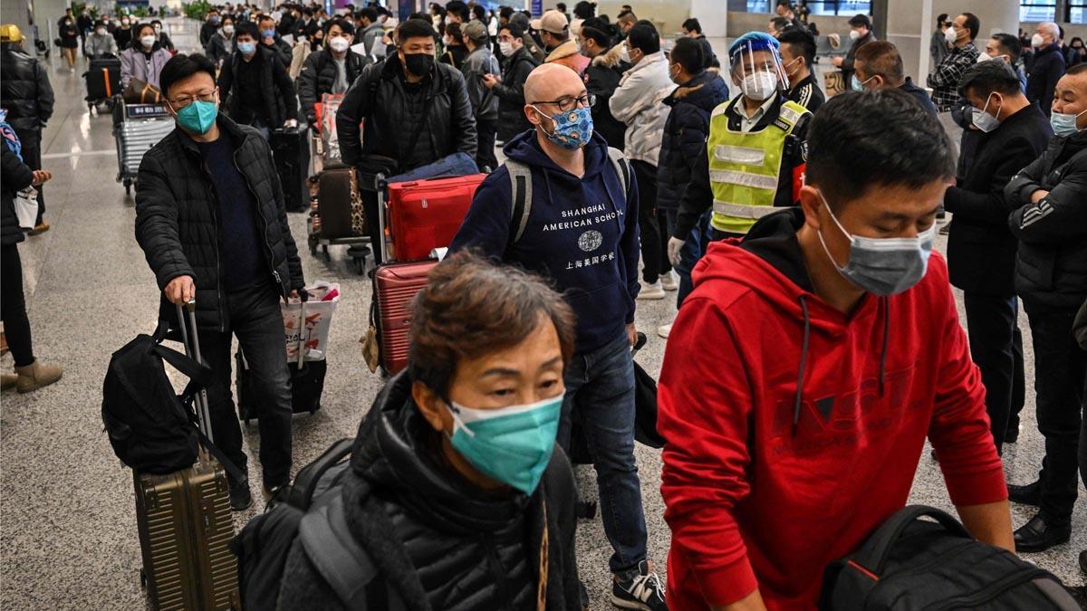 Pasajeros a su llegada al Aeropuerto Internacional de Shanghai Pudong desde otros países.