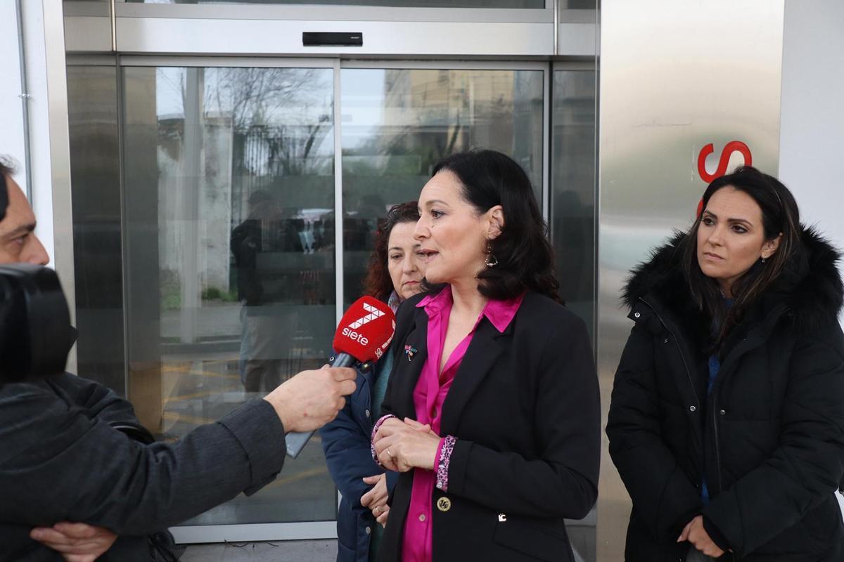 Rafi Crespín, en su comparecencia en la puerta del tercer punto de Urgencias de Levante.