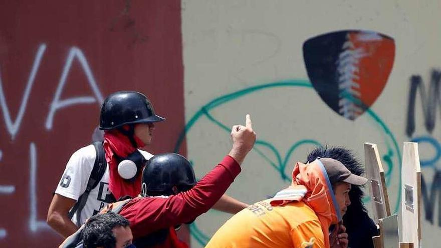 Manifestantes en Caracas, en choques con policías. // Reuters