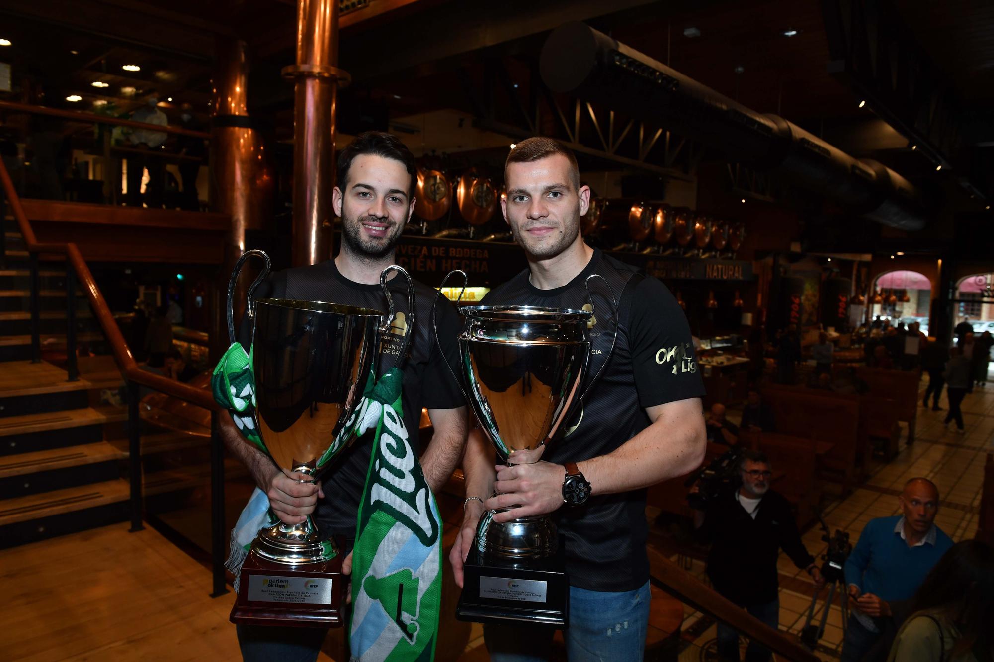 La plantilla del Liceo celebra su título de OK Liga en la cervecería de Estrella Galicia en Cuatro Caminos.