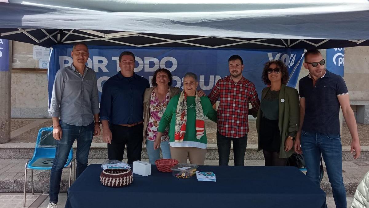 Candidatos del PP en Santa Croya con representantes del Partido Popular en la comarca. / PP