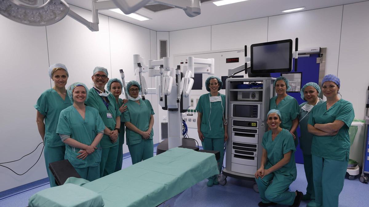 Por la izquierda, Laura Vallina, Judith Iban, Franzo Marruffo, Cristina San Miguel, Susana Navarro, Inés Sande, María Calzón, Ana Eloína Fernández, Andrea Mayordomo y Corina Pérez, con el robot «Da Vinci».