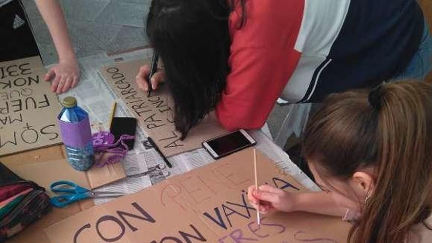 Preparación de la cartelería para conmemorar el 8 de marzo. // S.A.