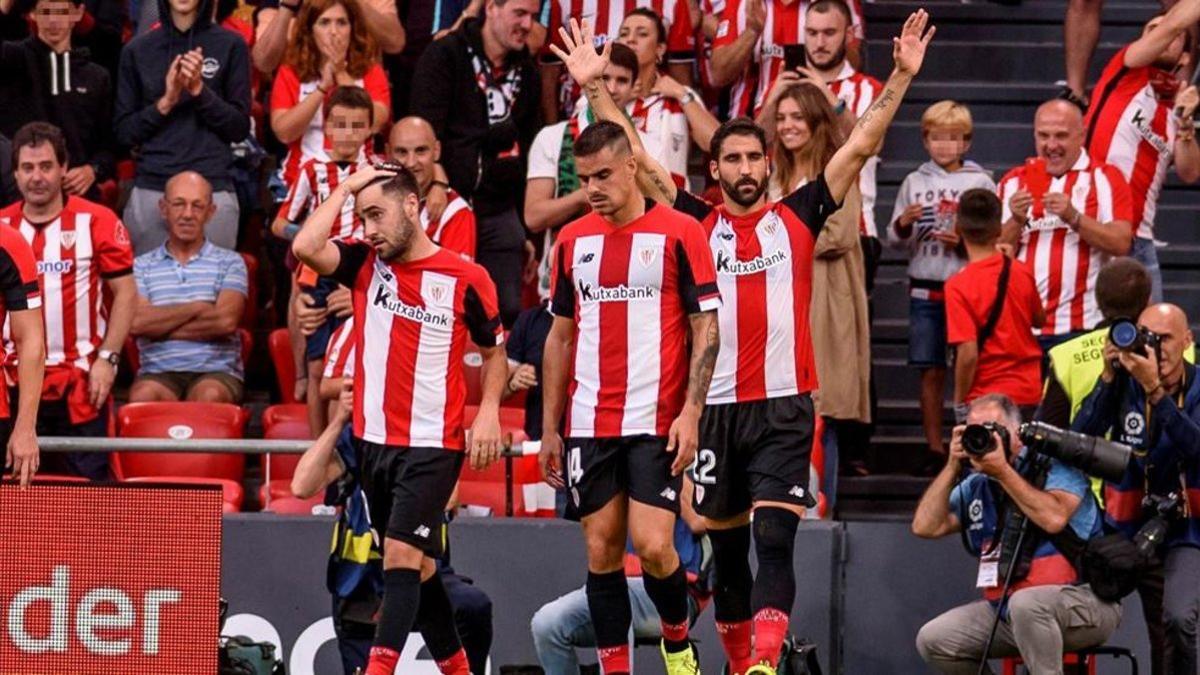 Raúl García celebra el segundo gol ante el Alavés en el derbi