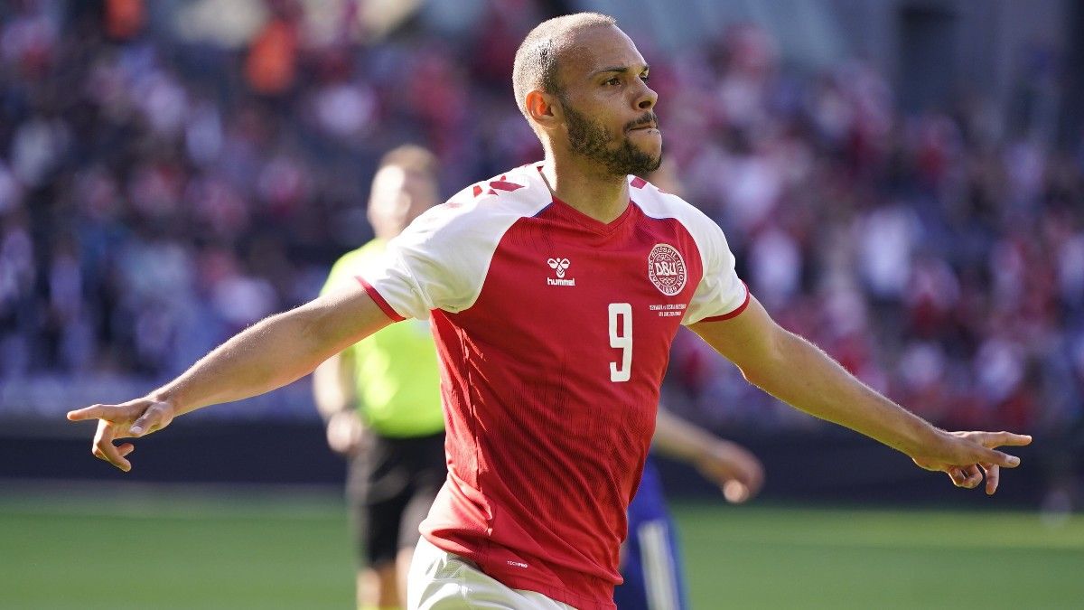 Braithwaite celebrando un gol con Dinamarca