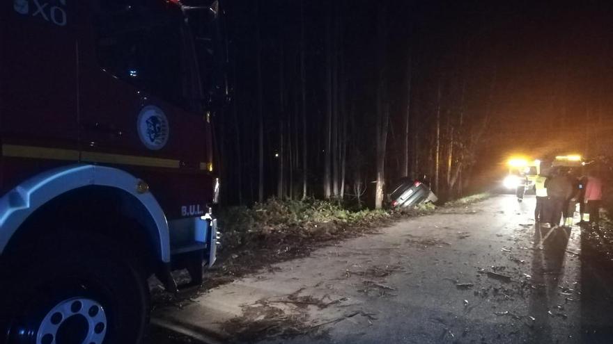 Heridos dos jóvenes tras volcar su coche en Sanxenxo