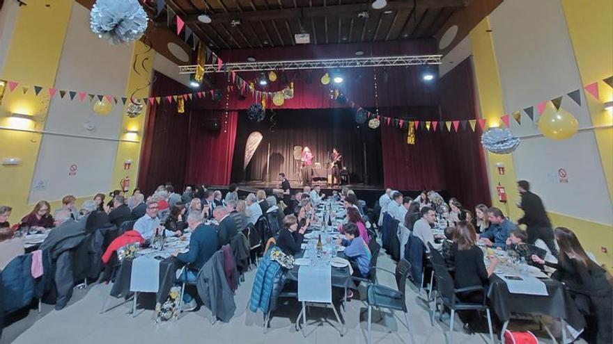 Un gran sopar i les campanes a la plaça de l’Era de Collbató donen la benvinguda al 2024