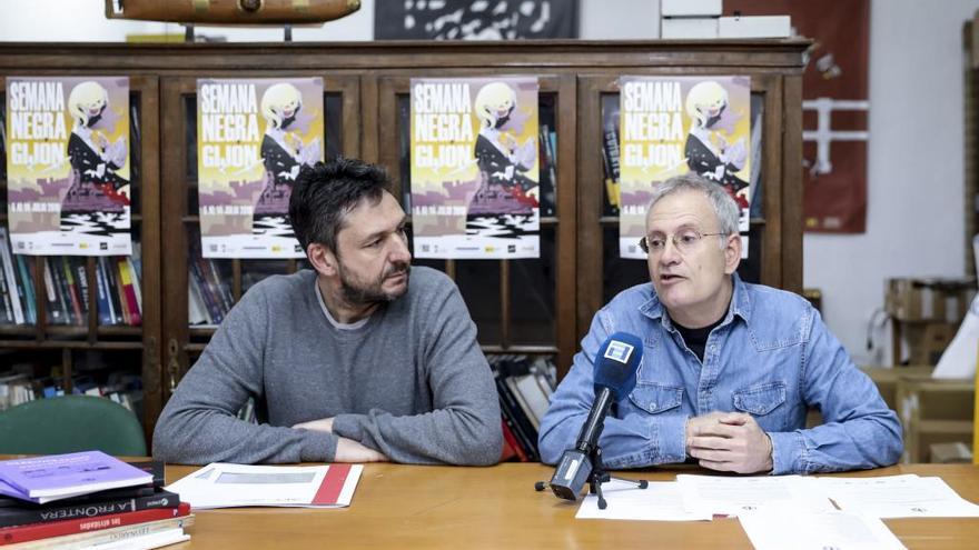 A la derecha, el director de la &quot;Semana negra&quot;, Ángel de la Calle, junto al concejal de Cultura de Gijón, Alberto Ferrao.
