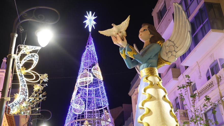 Los ángeles gigantes vuelven a Alicante casi un mes más tarde que en las últimas fiestas