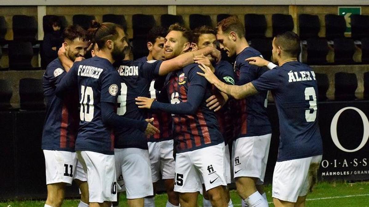 Los futbolistas del Eldense celebran el gol del triunfo de Soberón