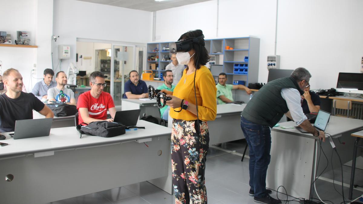 Los profesores del IES García Téllez, en clase, durante una formación sobre realidad virtual.