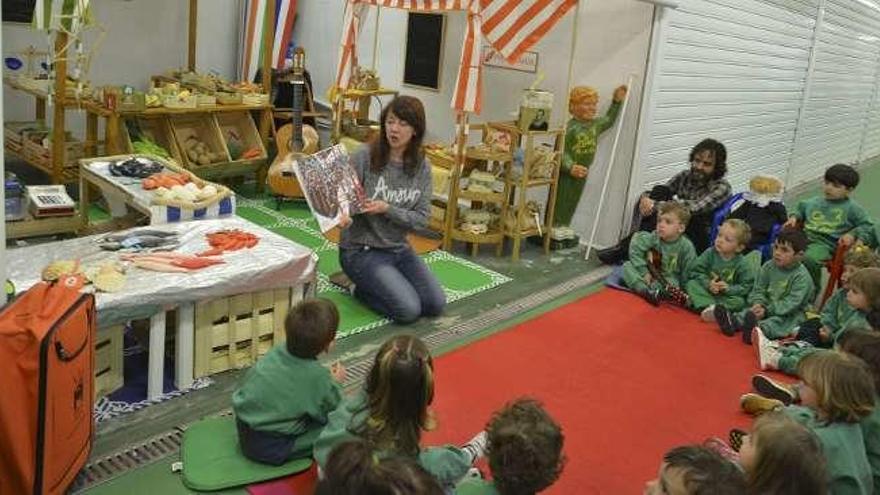 Una cuentacuentos narra un libro a los alumnos de Monte Alto.