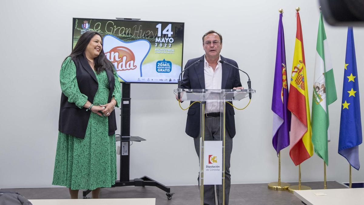 Dolores Amo y Francisco Palomares, en la presentación de la Gran Huevada.