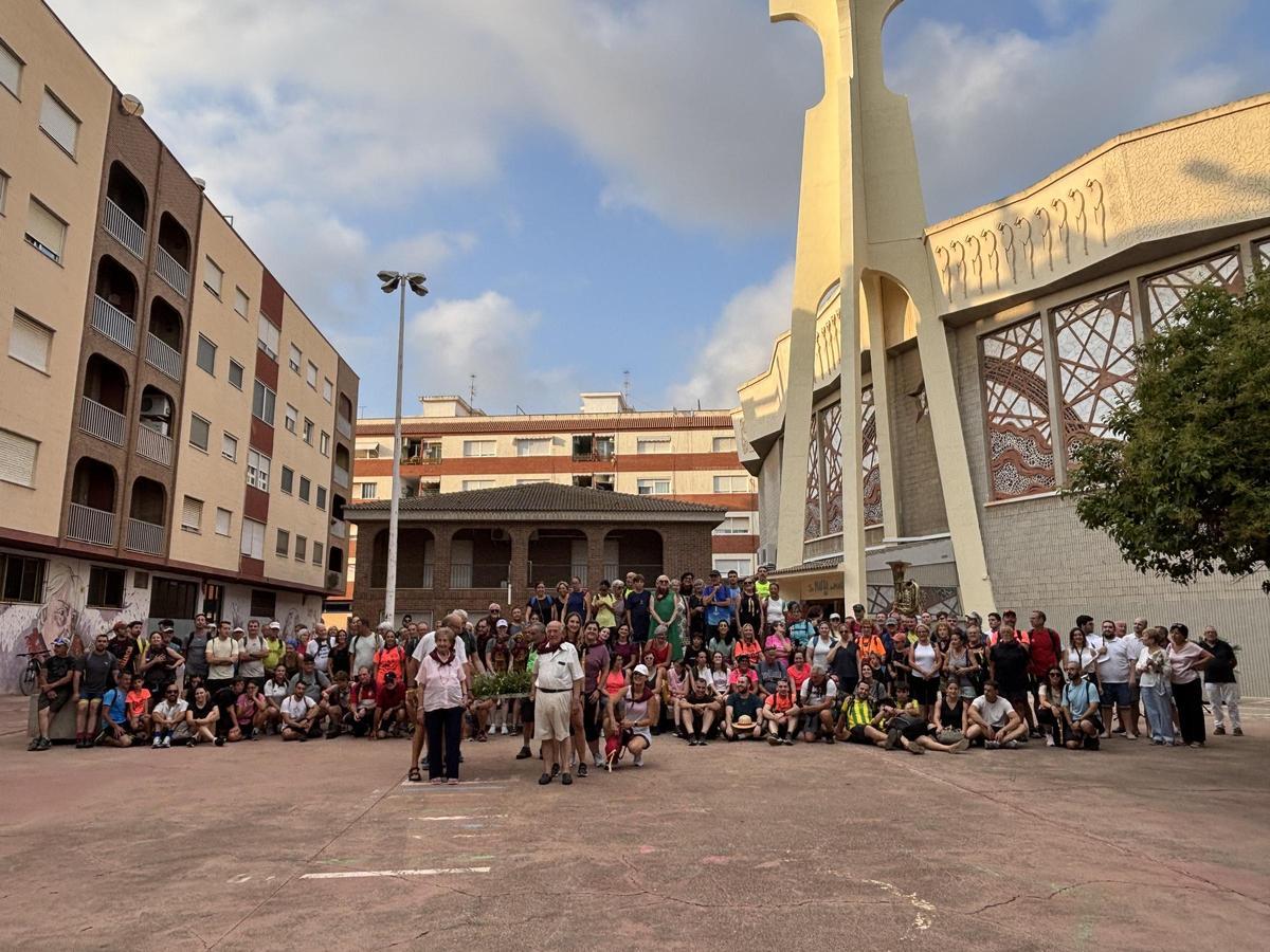Foto de familia de los participantes en la romería.