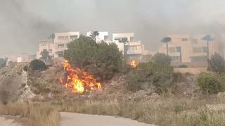 Un incendio en Orihuela Costa obliga a desalojar a 50 personas