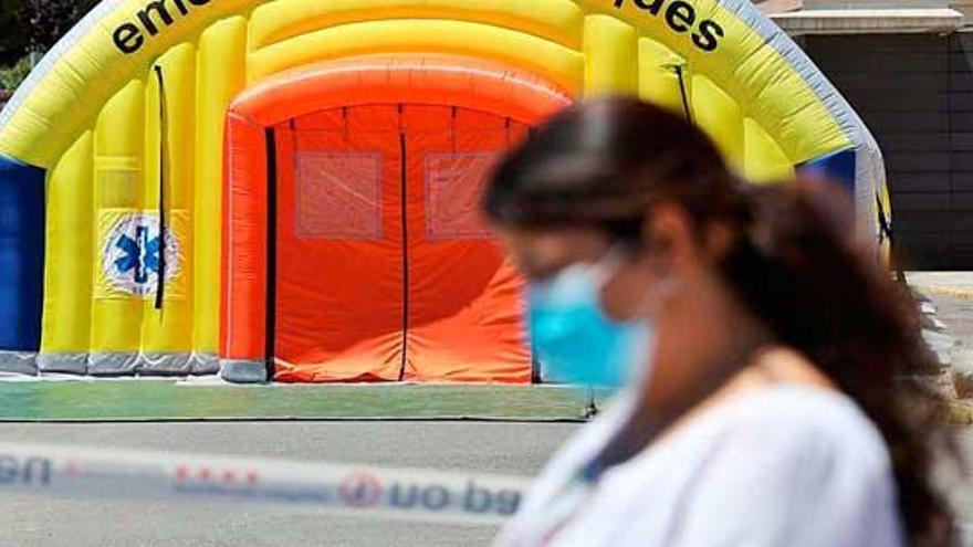 Una mujer pasa ante el hospital de campaña junto al hospital Arnau de Vilanova de Lleida, ayer.