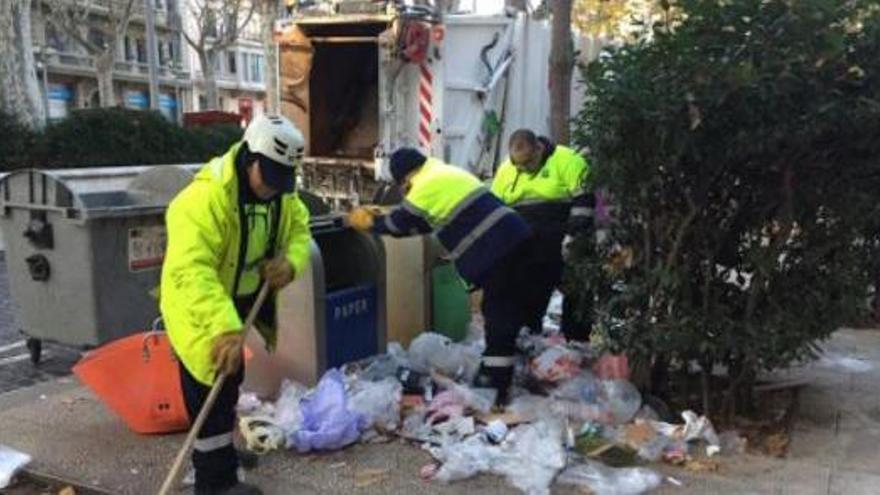 Personal treballant a Figueres en una imatge d&#039;arxiu