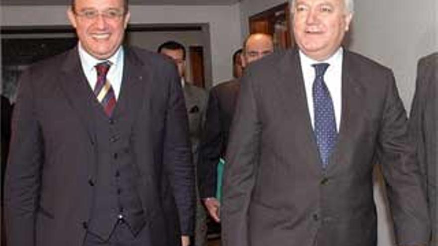 Moratinos entrega en Rabat una carta de Zapatero a Mohamed VI para recomponer las relaciones