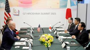 El presidente de EEUU, Joe Biden, y el primer ministro de Japón, Fumio Kishida, en un encuentro previo a la cumbre del G7, este jueves en Hiroshima.