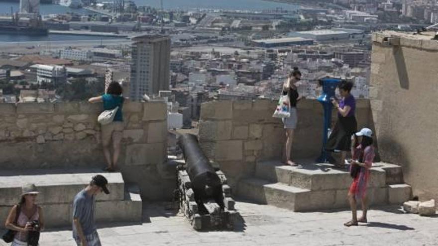 Un grupo de turistas disfruta de las vistas del litoral desde el Castillo.