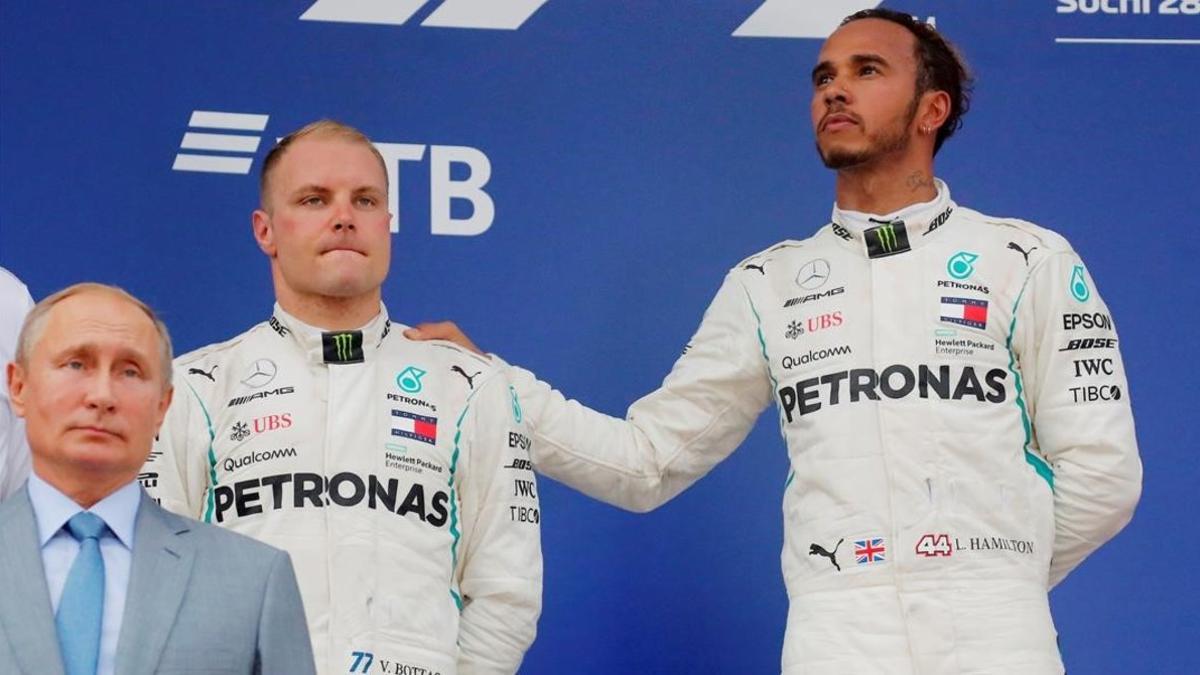 Vladimir Puttin, Valtteri Bottas y Lewis Hamilton, en el podio de Sochi.