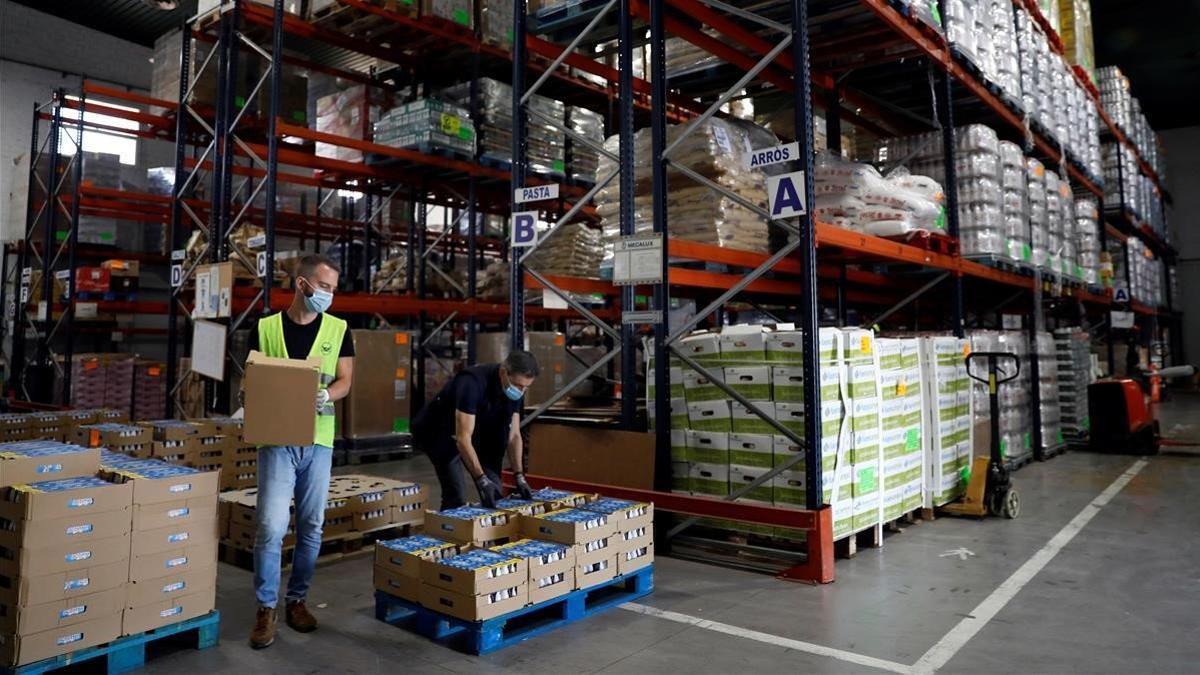 Voluntarios del Banco de Alimentos trabajan en el almacén de la organización en Barcelona, el 18 de mayo del 2020