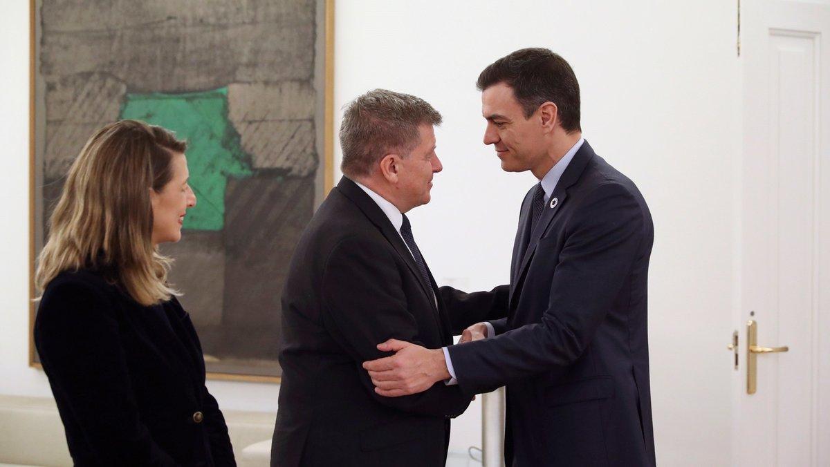 GRAF244. MADRID, 02/03/2020.- El presidente del Gobierno, Pedro Sánchez (d), conversa con el director de la OIT, Guy Rider, en presencia de la ministra de Trabajo, Yolanda Díaz durante la reunión que mantuvieron este lunes en Madrid. EFE/Pool Moncloa/Fernando Calvo