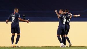 Mbappé (i) y Neymar celebran un gol del PSG.