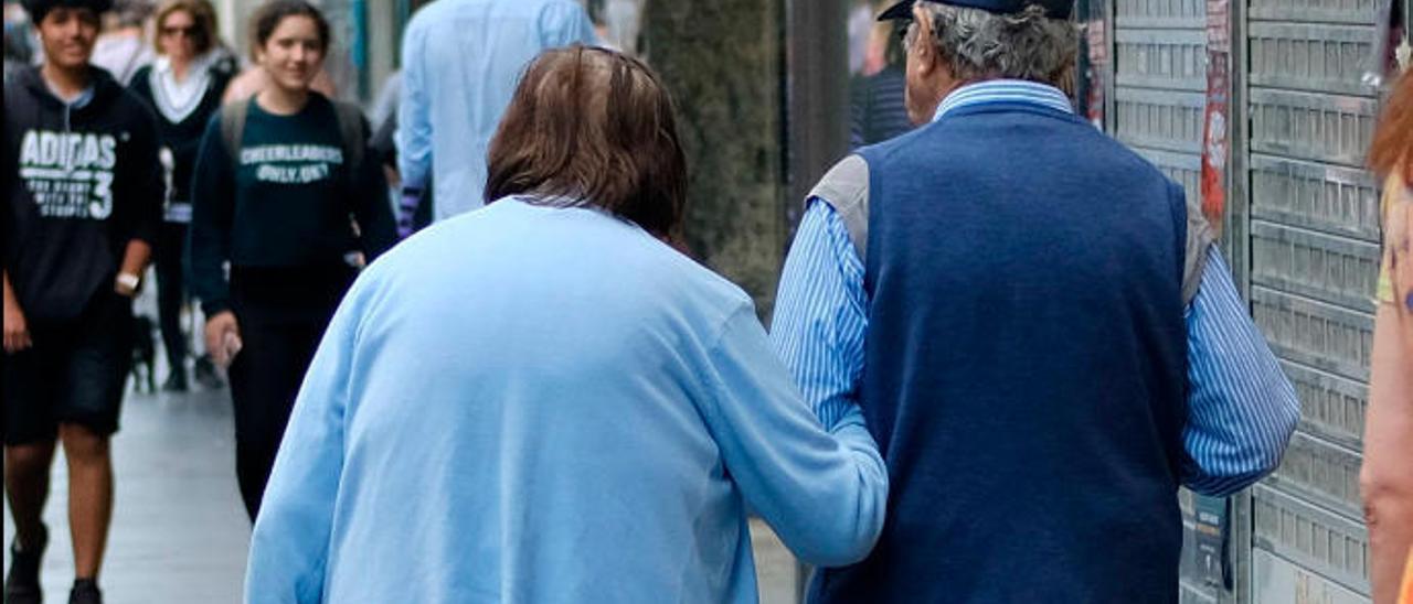 Una pareja de personas mayores en la capital grancanaria.