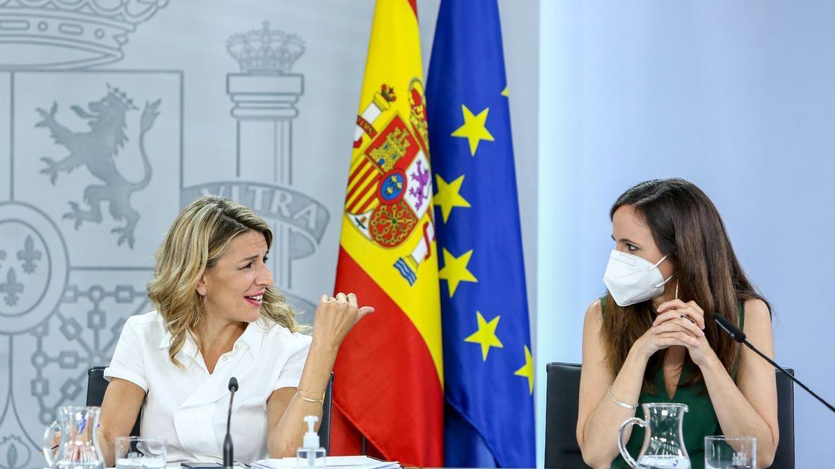 La vicepresidenta tercera, Yolanda Díaz, y la ministra de Derechos Sociales y Agenda 2030, Ione Belarra, tras la rueda de prensa del Consejo de Ministros.