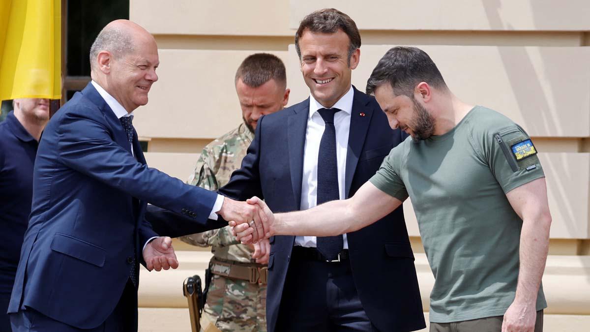 El presidente de Ucrania, Volodymyr Zelensky (R), le da la mano al canciller de Alemania, Olaf Scholz (L), junto al presidente de Francia, Emmanuel Macron, antes de su reunión en Kyiv, el 16 de junio de 2022. - Es la primera vez que los líderes de los tres países de la Unión Europea países han visitado Kyiv desde la invasión rusa de Ucrania el 24 de febrero. (Foto de Ludovic MARIN / AFP)