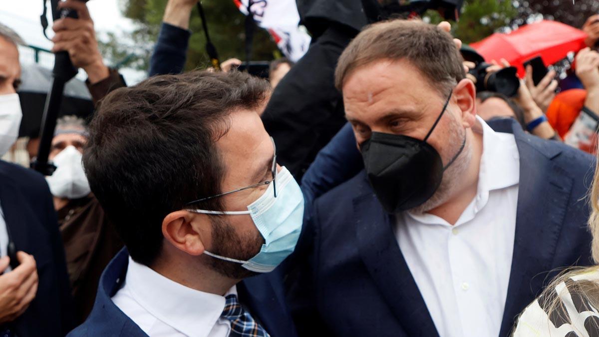 Pere Aragonès y Oriol Junqueras, a las puertas de Lledoners tras abandonar este último la cárcel.