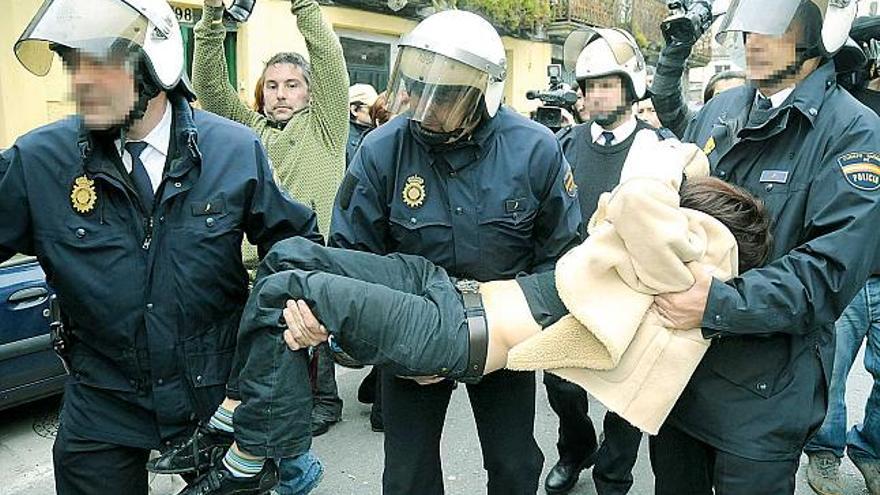 Los agentes llevan en volandas a Isabel Crespo camino de una ambulancia para su traslado al hospital Montecelo.