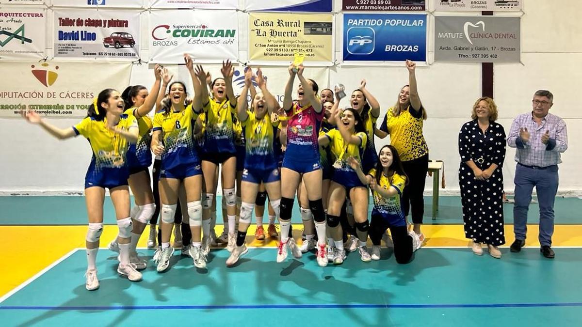 El equipo del Licenciados, campeón senior femenino.