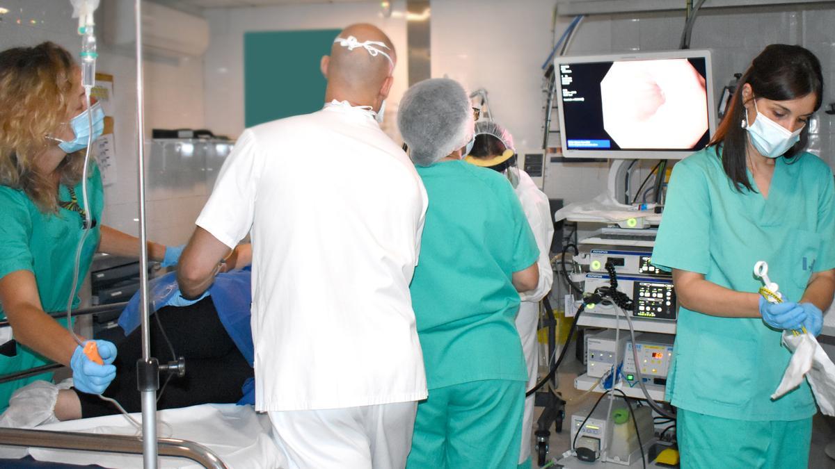 Un equip de l&#039;hospital Santa Caterina de Salt fent una endoscòpia a un pacient