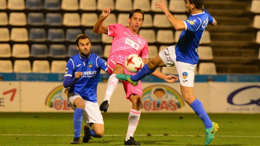 Checa pelea por el balón con dos jugadores del Lleida