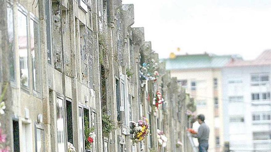 El cementerio de Pereiró fue un continuo ir y venir de visitantes durante toda la jornada.